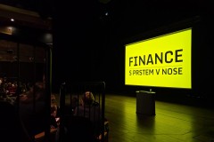 Finance s prstem v nose