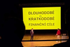 Finance s prstem v nose